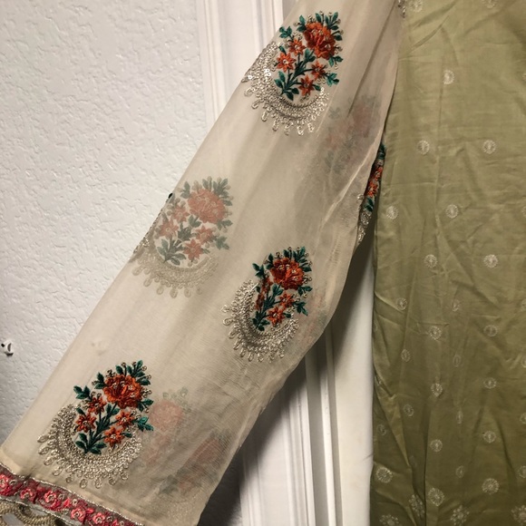 Maria B Luxury Lawn Embroidered Pakistani 3pc Suit - Picture 4 of 12